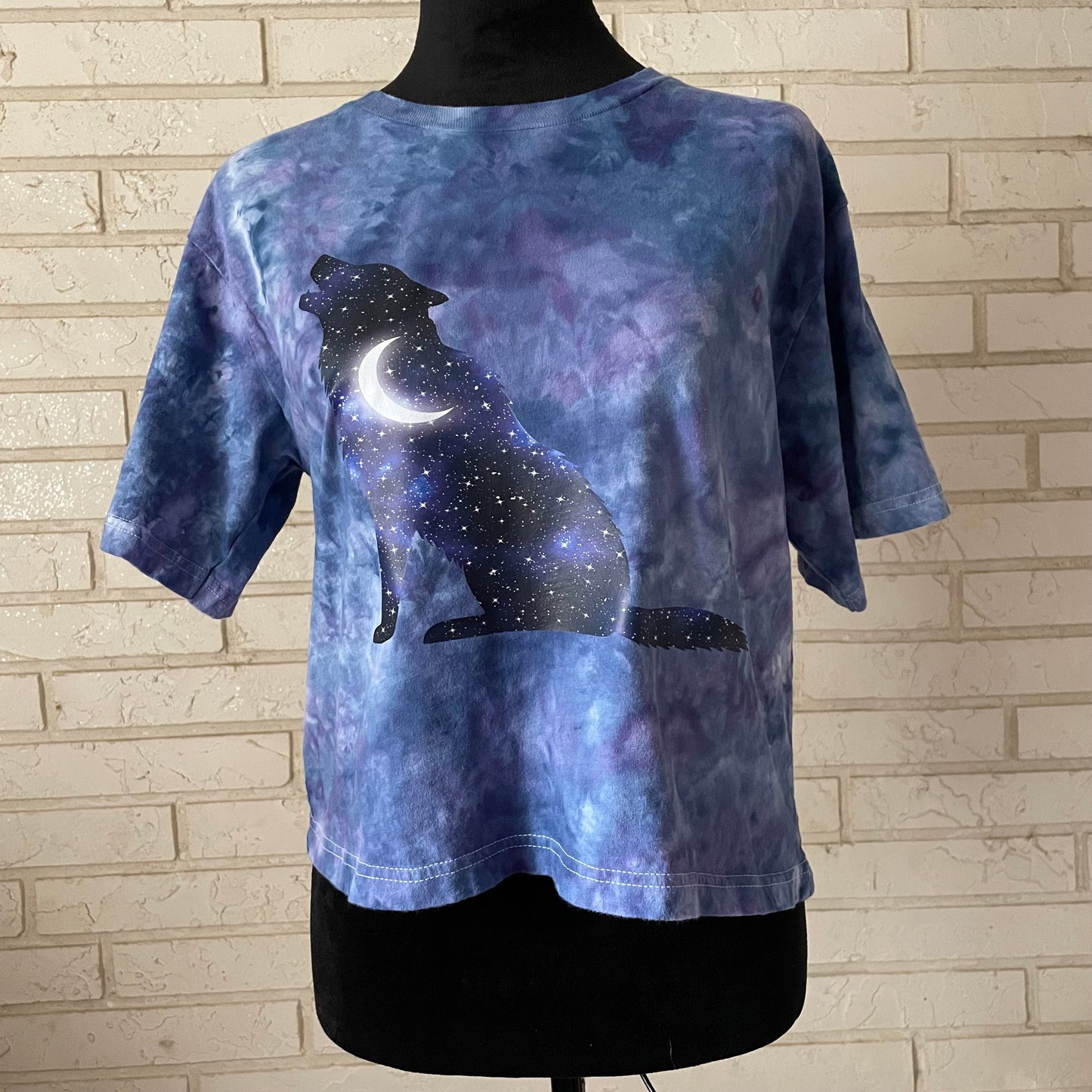 Wolf Howling at Moon Graphic Tie-Dye Crop Top - Size Medium